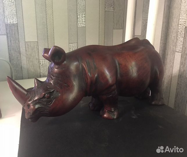 Статуэтка носорог красный