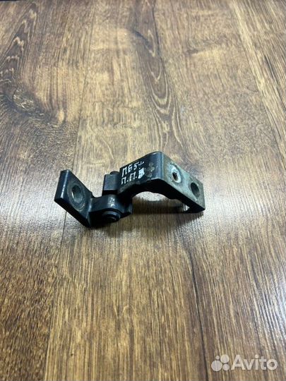 Петля двери передняя правая Volkswagen Passat B5+