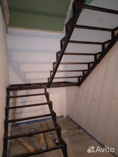 Лестница на металлокаркасе