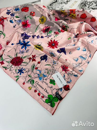 Розовый шелковый платок Dior