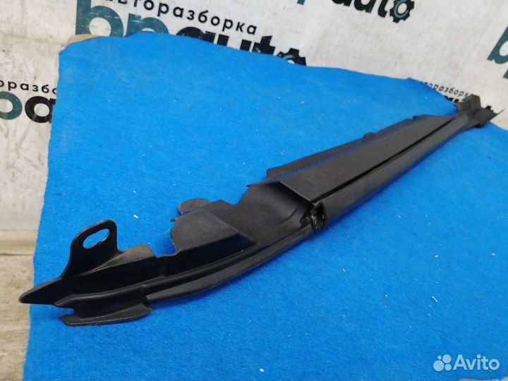 Уплотнитель крыла левый сверху под капотом