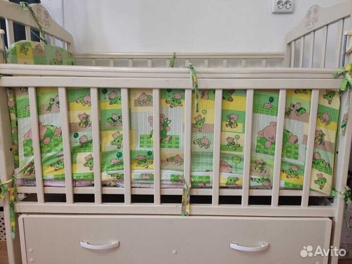 Кроватка с маятниковым механизмом