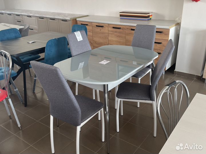 Стол и стулья