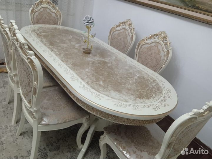 Стол и стулья