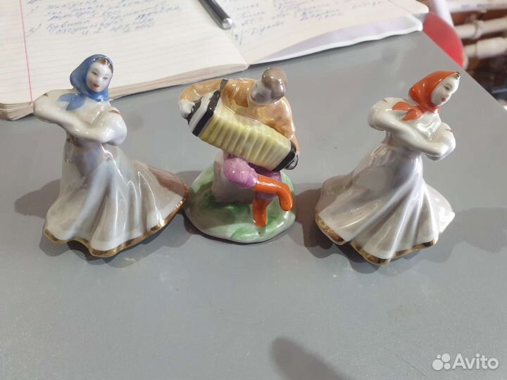 Гармонист и две плясуньи статуэтки