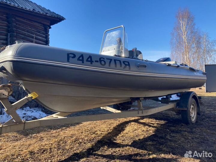 Моторная лодка с двумя моторами