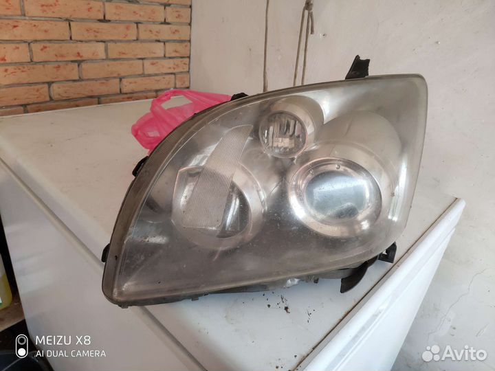 Фара Toyota avensis 2008