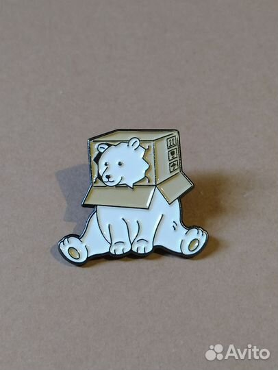 Мишка с коробкой значок пин косолапый медведь