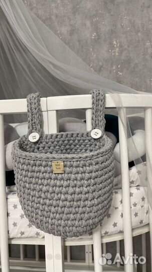 Вязаная корзина на кроватку