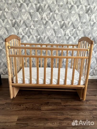 Детская кроватка с маятником