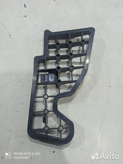 Опора напольного покрытия левая (Audi Q8)