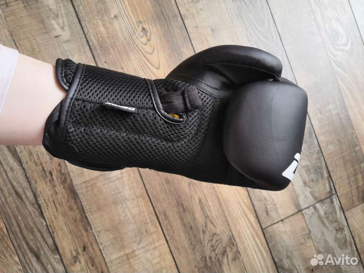 Боксерские перчатки 8 oz, с бинтами в комплекте