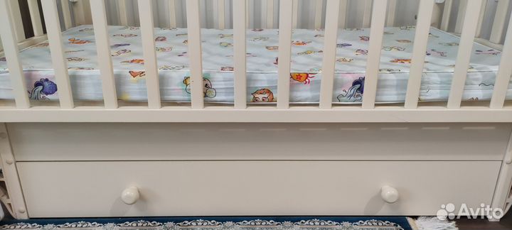 Детская кроватка с маятником и ящиком + матрас