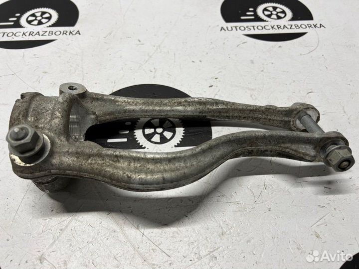 Кронштейн амортизатора передний правый Porsche