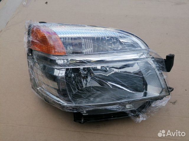 Фара правая передняя правая Toyota Voxy