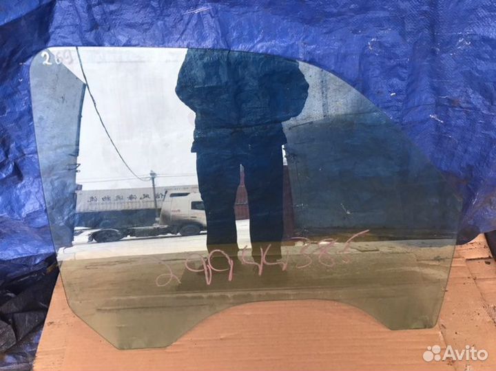 Стекло двери переднее правое Chevrolet Tahoe GM