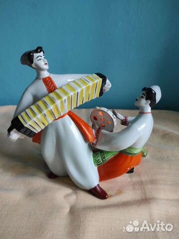 Статуэтка из фарфора 