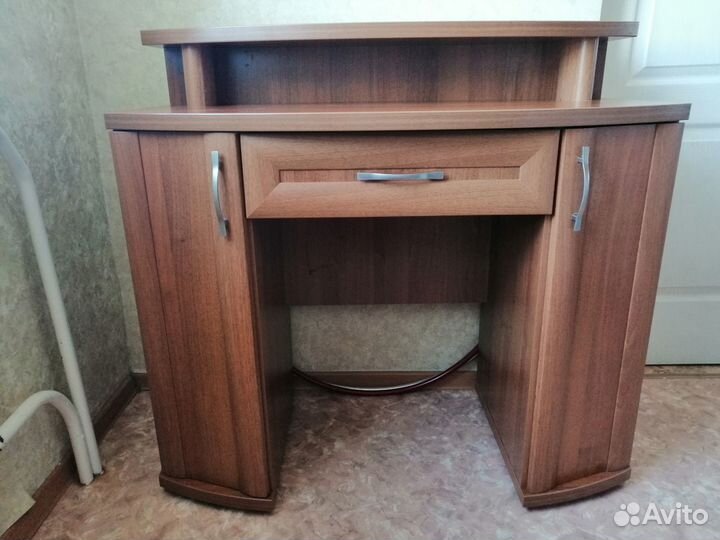 Туалетный столик с зеркалом