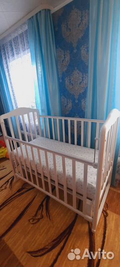 Детская кроватка с поперечным маятником