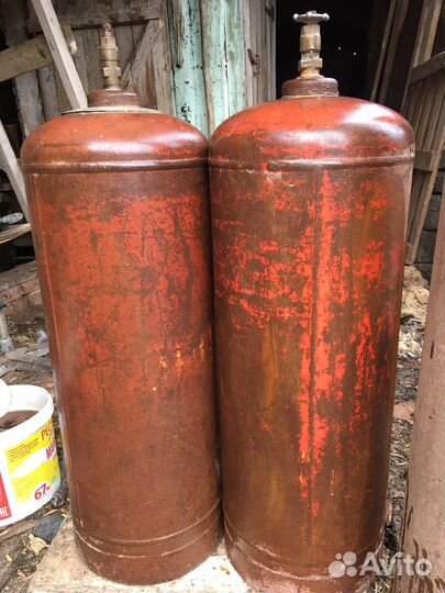 Кислородный и газовый баллоны