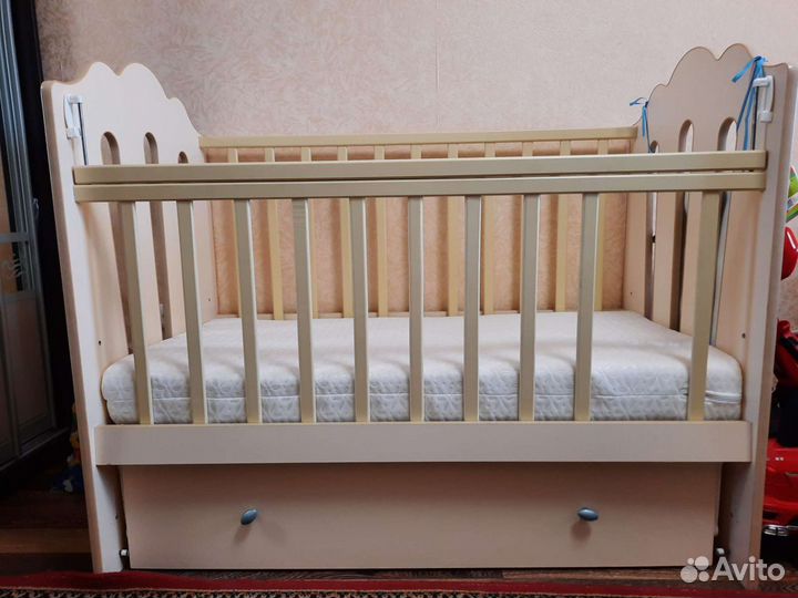Детская кроватка с поперечным маятником