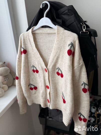 Кардиган с вишенками новый