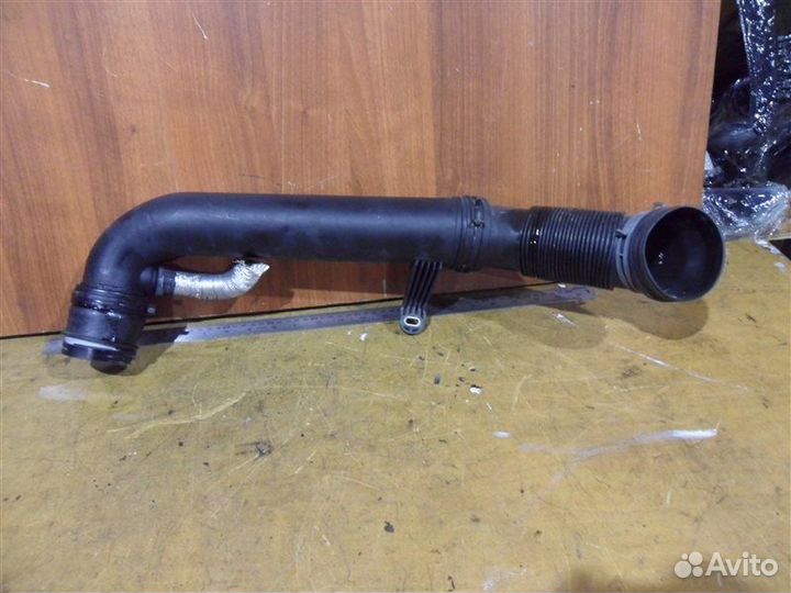 Патрубок воздушный 1K0129654AR Volkswagen Tiguan