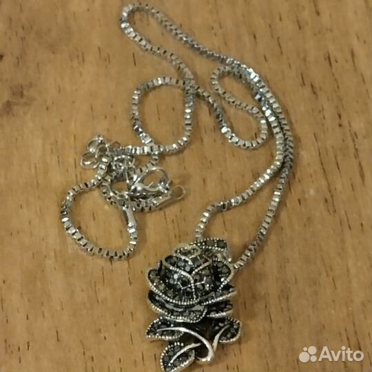 Серебряные серьги и колье с марказитами Роза