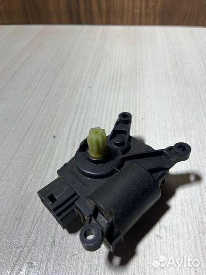 Моторчик заслонки отопителя Ford Focus 3