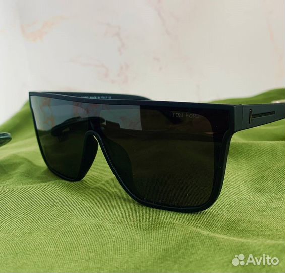 Солнцезащитные очки Tom Ford глянцевые