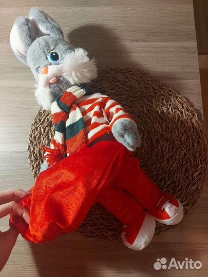 Плюшевый заяц на петельке