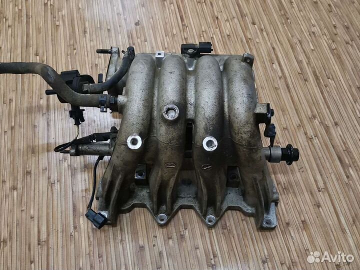 Впускной коллектор с топливной рамкой на kia rio 2