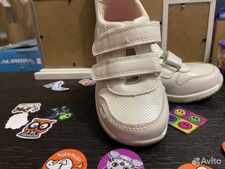 Кроссовки на девочку 24 размер