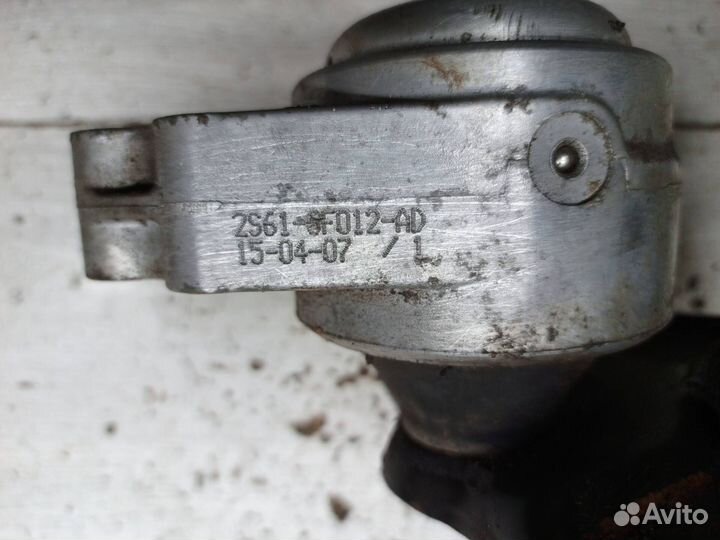 Опора двигателя правая Ford Fiesta 5 / Fusion