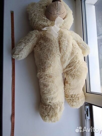 Большой плюшевый медведь