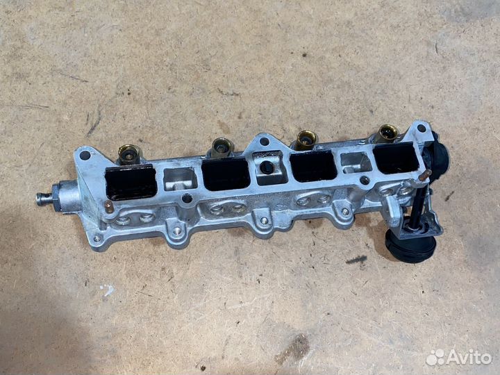 Топливная рампа 03C133204G 1.6fsi Golf Jetta Skoda