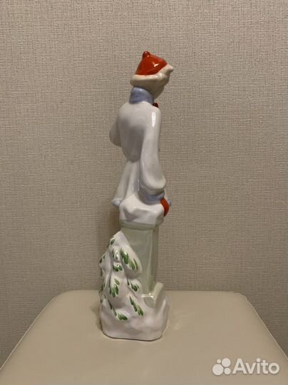 Фарфоровая статуэтка 