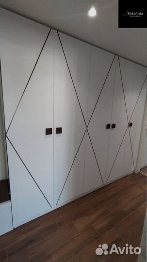 Современный распашной шкаф