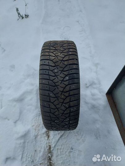 Bridgestone Blizzak Spike-02 235/45 R18 98T
