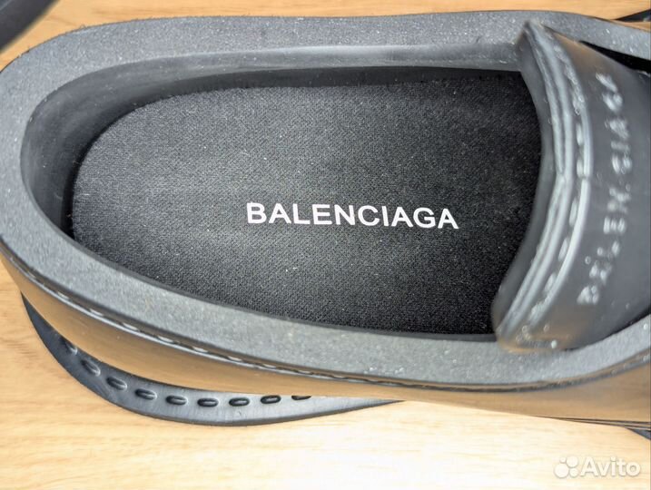 На руках Balenciaga Steroid Derby