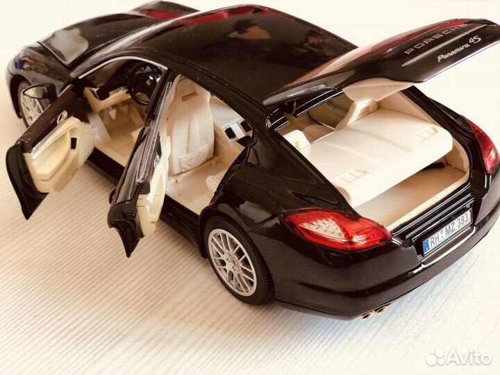Модель коллекционная 1/18 Porsche Panamera 4s