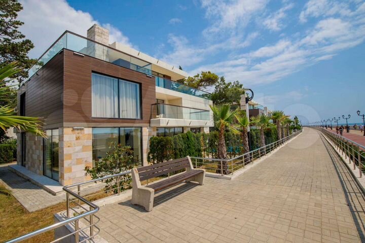 Коттедж 675 м² на участке 9 сот.