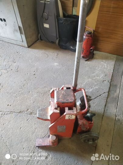 Домкрат подкатной гидравлический 10т