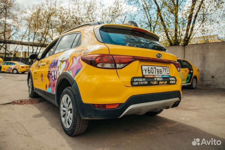 Водитель такси на Kia Rio X-Line