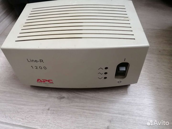 Стабилизатор напряжения APC Line-R LE1200I бу