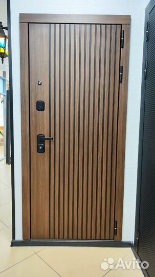 Дверь входная орех с зеркалом