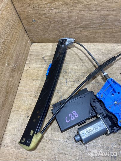 Стеклоподъемник задний левый VW Touareg GP C88