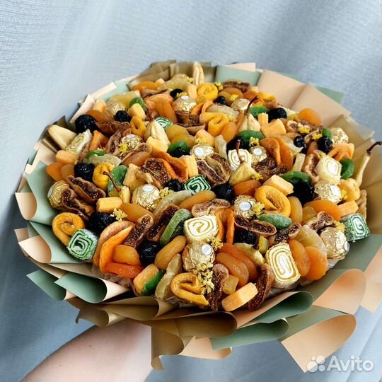 Вкусный съедобный букет из орехов и сухофруктов