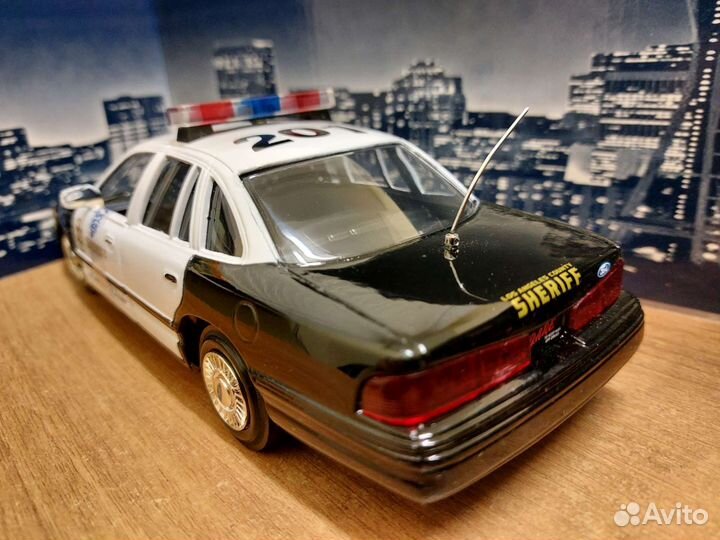 Коллекционная модель Ford Crown Victoria lacp 1:24