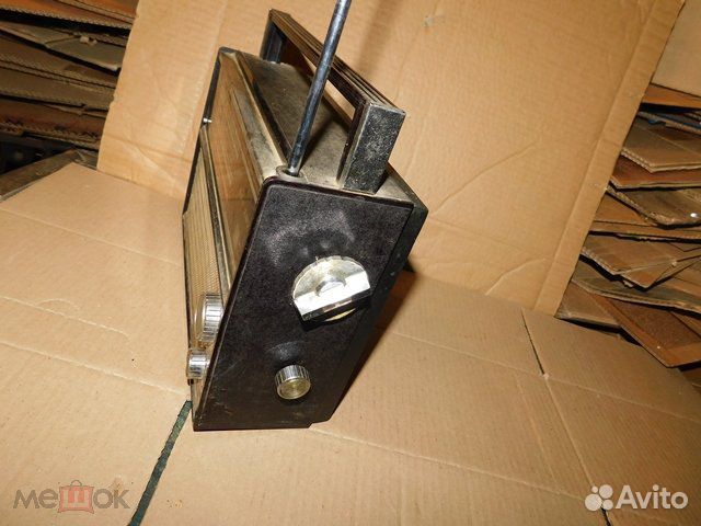 Старинный, транзисторный радиоприемник VEF-202ссср